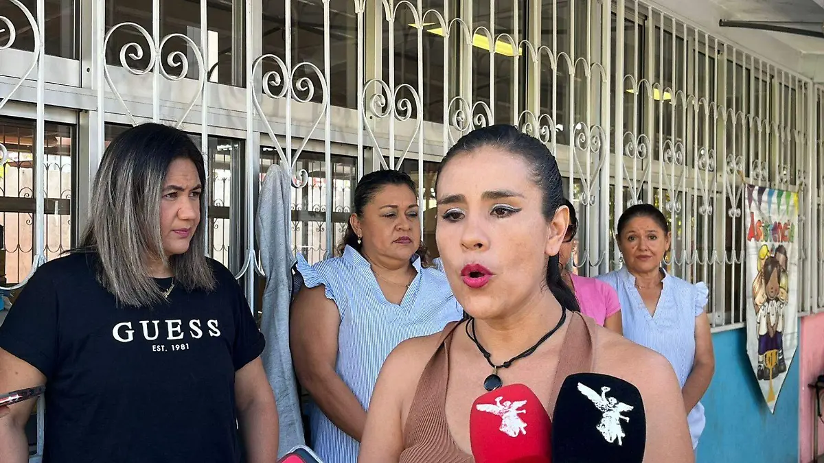 Se manifiestan educadoras en La Paz